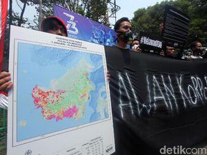 Demo Aktivis Walhi Tolak Pembakaran Hutan