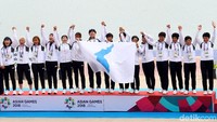 Momen lain yang turut menjadi pembicaraan selama Asian Games 2018 adalah Unifikasi Korea yang berhasil meraih 1 medali emas selama gelaran Asian Games 2018. Tim yang terdiri dari atlet Korea Selatan dan Korea Utara ini pun disebut menjadi salah satu upaya untuk terjadinya Unifikasi Korea. Dok.Detikcom/Rachman Haryanto.