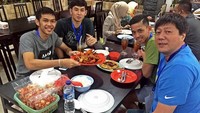 Tak hanya menyukai steak hingga makanan khas Korean, Fajar juga menyukai sajian seafood. Kala itu, ia melahap seafood di salah satu restoran seafood di Balikpapan. Foto: Instagram fjralf95