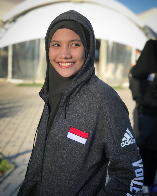 Di luar lapangan, Nandita juga terlihat sering mengenakan hijab instant. Salah satunya hijab instan dengan aksen tali dan layer yang sempat hits di tahun 2017. (Foto: Instagram/nanditaayu17)