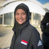 Di luar lapangan, Nandita juga terlihat sering mengenakan hijab instant. Salah satunya hijab instan dengan aksen tali dan layer yang sempat hits di tahun 2017. (Foto: Instagram/nanditaayu17)