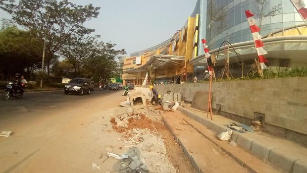 Bangunan itu berdiri di dekat Kali Ciliwung dan di samping kanannya pondok pesantren