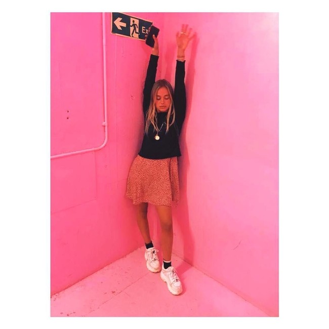 Ketika tampil kasual, Lady Amelia dengan dad sneakers putih yang ikonik. Foto: Dok. Instagram/Lady Amelia Windsor