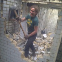 Laura adalah seorang arsitek asal Inggris, yang khusus menangani transformasi bangunan tua dan perluasan gedung-gedung baru. Ia bahkan merancang furnitur dan interior rumahnya sendiri. Foto: Dok. Apartment Therapy, Dok. Genmice