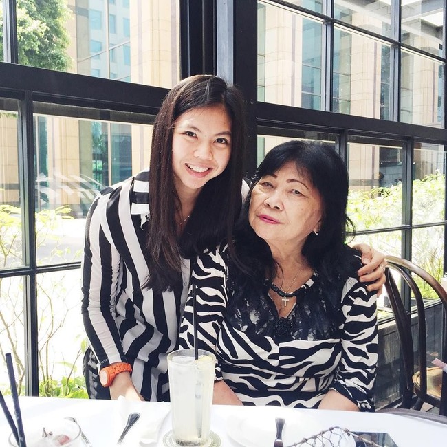 Sesekali Greysia juga suka bergaya kompak dengan ibunya. Seperti busana hitam-putih yang dipakai mereka saat lunch-date. (Foto: Instagram)