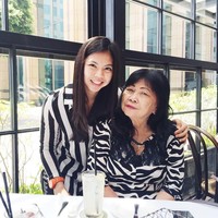 Sesekali Greysia juga suka bergaya kompak dengan ibunya. Seperti busana hitam-putih yang dipakai mereka saat lunch-date. (Foto: Instagram)