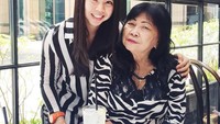 Had lunch this afternoon with my lovely mom and beloved, kata Greysia di keterangan foto. Ibu anak kompak ngafe bareng! Foto: Instagram greyspolii