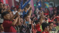 Beberapa penonton turut mengajak sanak keluarga.