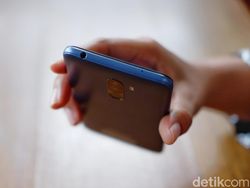 Unboxing Pocophone F1, Ponsel Gahar Ramah Kantong