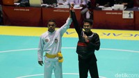 Komang menang setelah lawannya memilih mundur ketika pertarungan tersisa dua detik.