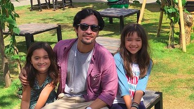 Kebapakan Banget! Saat Edward Akbar Main Bareng Anak-anak
