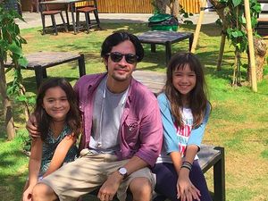Kebapakan Banget! Saat Edward Akbar Main Bareng Anak-anak