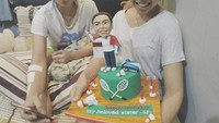 The best cake ive ever got. I am proud of this cake! Hahahahahaha!! Thank you adeee!, kata Greysia. Ia nampak senang mendapat cake bertema bulu tangkis. Foto: Instagram greyspolii