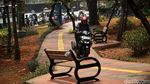 Nggak Ada Kapoknya! Pemotor Nekat Terobos Jalur Pejalan Kaki