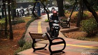 Seharusnya jalur tersebut steril dari kendaraan bermotor.
