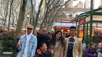 Berlibur ke kota New York bersama sang suami, dan anak-anaknya. Loemongga tampil modis, ditemani secangkir kopi hangat. Foto: Istimewa @loemongga