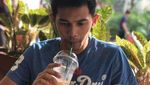 Begini Nih Gaya Nongkrong a la Pebulutangkis Muda Fajar Alfian
