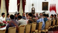 Presiden Joko Widodo menggelar pertemuan bareng pengusaha. Pertemuan itu berlangsung di Istana Merdeka, Jakarta, Senin (27/8/2018).
