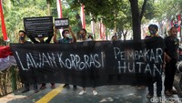 Aktivis Wahana Lingkungan Hidup (Walhi) demo di depan Kementerian Lingkungan Hidup dan Kehutanan, Jakarta, Senin (27/8/2018).