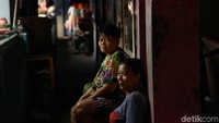 Setiap warga membayar Rp 200-300 ribu per bulan. 