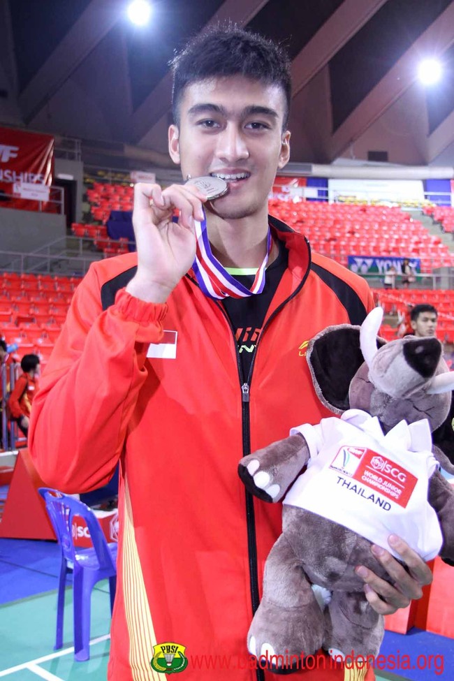 Atlet bulutangkis yang satu ini tak kalah ganteng dan berprestasi dari Jonatan Christie. Dia adalah Rafiddias Akhdan Nugroho. Pemain kelahiran 23 Januari 1996 ini pernah meraih gelar juara di Kejuaran Nasional PBSI 2015. Prestasi lain Rafi adalah menjuarai ganda putra Asian Youth U-15 2010 di Jepang. Foto: Dok. PBDJARUM.ORG