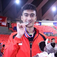 Atlet bulutangkis yang satu ini tak kalah ganteng dan berprestasi dari Jonatan Christie. Dia adalah Rafiddias Akhdan Nugroho. Pemain kelahiran 23 Januari 1996 ini pernah meraih gelar juara di Kejuaran Nasional PBSI 2015. Prestasi lain Rafi adalah menjuarai ganda putra Asian Youth U-15 2010 di Jepang. Foto: Dok. PBDJARUM.ORG