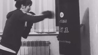 Boxing bareng Sabina mau enggak? (Foto: Instagram/altynbekova_20)  