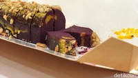 Tampilan brownies pisang milik Kaesang ini sangat menggugah selera. Warnanya cokelat dengan topping yang dijamin membuat pengunjung ketagihan. Foto: dok. detikFood