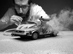 Keren! Fotografer Ini Potret Adegan Epik Pakai Mobil Miniatur