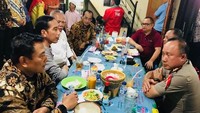 Saat kunjungan kerja ke Sukabumi, Jawa Barat. Basuki terlihat asyik menikmati sajian makanan di warung sederhana. Terlihat juga Presiden Jokowi yang saat itu memilih segelas teh hangat. Foto: Istimewa