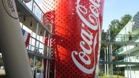 Gelas Coca-cola raksasa ini sukses menjadi pusat perhatian. Bagaimana tidak, bentuknya persis gelas Coca-cola dengan warna merah mencolok. Langsung terbayang segarnya ya? Foto: Istimewa