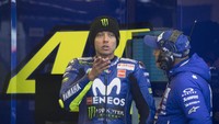 Di tengah udara dingin Silverstone, Valentino Rossi berdiskusi dengan mekaniknya. (Mirco Lazzari gp/Getty Images)