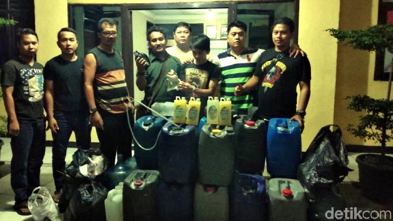Polisi Gerebek Kontrakan di Palabuhanratu yang Produksi Ciu Polisi Gerebek Kontrakan di Palabuhanratu yang Produksi Ciu