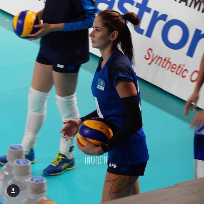 Memakai seragam biru hitam, Kristina Karapetyan menata rambutnya dengan half bun saat bertanding. Foto penampilannya yang diunggahnya ke Instagram ini langsung dibanjiri komentar pujian tentang kecantikannya. Foto: Instagram linaagustin05 