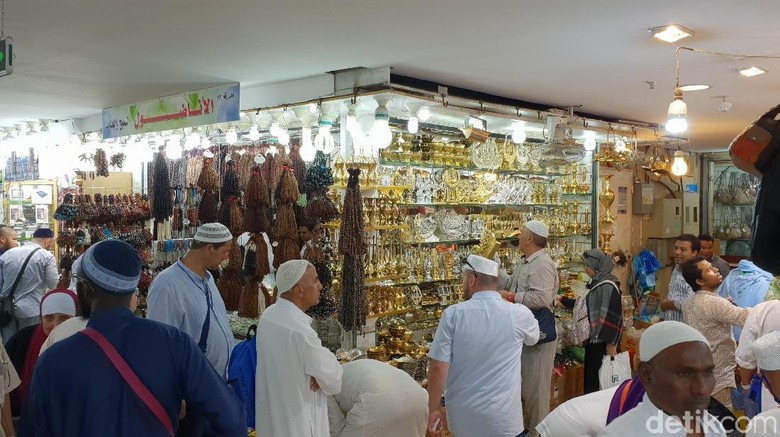 Jemaah Haji Mulai Berburu Oleh oleh di Pasar Jafariyah Mekah 