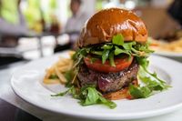 Ke Singapura? Jangan Lupa Cicipi 9 Burger Lezat dan Juicy Ini