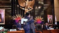 Usai memberikan sambutan Sandiaga sempat bersalaman dengan Anies di mimbar DPRD DKI. Tak hanya itu keduanya juga sempat berpelukan di mimbar. (Foto: dok. Instagram Anies Baswedan)
