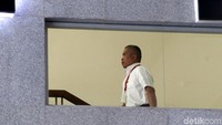 Dalam kasus ini, KPK telah menetapkan empat tersangka, yaitu Amin Santono selaku anggota Komisi XI DPR, Eka Kamaluddin selaku perantara, Yaya Purnomo selaku pejabat Kementerian Keuangan, dan Ahmad Ghiast selaku kontraktor. Uang berasal dari para kontraktor di Sumedang yang dikumpulkan Ahmad.