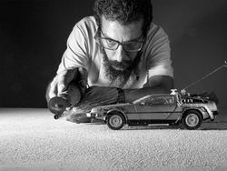 Keren! Fotografer Ini Potret Adegan Epik Pakai Mobil Miniatur