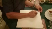 Seperti artis, usai makan di restoran, Basuki ditodong tanda tangan. Ini saat ia siap membubuhkan review sekaligus tanda tangan. Sementara di mejanya ada banyak piring usai makan. Makan apa Pak? Foto: Istimewa