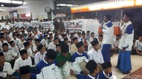Ratusan pendukung Maruf Amin bersiap menyambut kedatangan Ketum MUI itu di Terminal 2D, Bandara Soekarno-Hatta, Tangerang. Pantauan detikcom, sejak pukul 22.45 WIB mereka sudah memadati area terminal. (Foto: Faiq/detikcom)