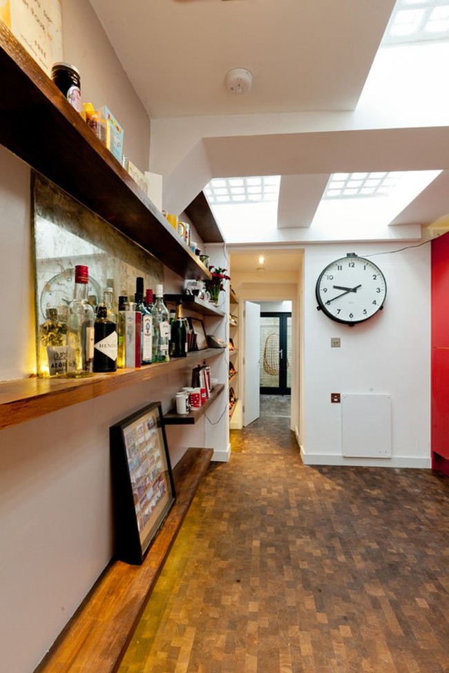 Setelah pengerjaan berbulan-bulan bersama timnya, dan menghabiskan biaya hingga Rp 948 juta, proyek renovasi Laura pun selesai. Kamu tidak akan percaya kalau rumah super stylish ini tadinya adalah reruntuhan toilet umum. Foto: Dok. Apartment Therapy, Dok. Genmice