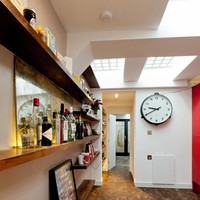 Setelah pengerjaan berbulan-bulan bersama timnya, dan menghabiskan biaya hingga Rp 948 juta, proyek renovasi Laura pun selesai. Kamu tidak akan percaya kalau rumah super stylish ini tadinya adalah reruntuhan toilet umum. Foto: Dok. Apartment Therapy, Dok. Genmice