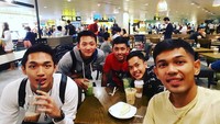 Atlet muda kelahiran Bandung itu ternyata gemar hang out. Baik dengan rekan sesama atlet hingga keluarga. Seperti saat ia dan para pebulutangkis Indonesia lainnya makan bareng ini. Mereka tengah berada di Changi Airport, Singapura. Foto: Instagram fjralf95