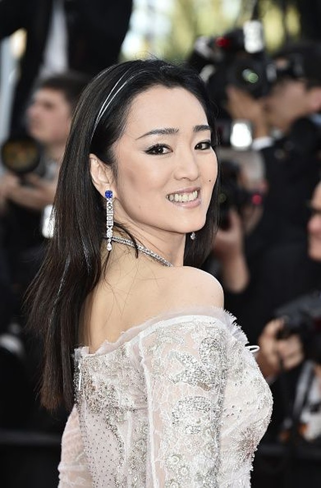Gong Li (52 tahun) telah lama menjadi ikon kecantikan China. Sampai saat ini, wanita berkewarganegaraan Singapura tetap tampil menawan. Foto: Getty Images
