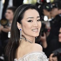 Gong Li (52 tahun) telah lama menjadi ikon kecantikan China. Sampai saat ini, wanita berkewarganegaraan Singapura tetap tampil menawan. Foto: Getty Images