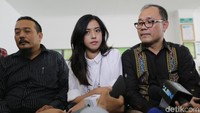 Namun sayangnya pihak Delon tak hadir hingga sidang terpaksa ditunda. Pool/Ismail/detikFoto.