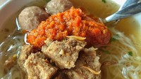 Main ke Rawamangun, @dishby_ifah cicip bakso mercon di Bakso Rusuk Sunan Giri. Isiannya 1 bakso besar dan 2 bakso kecil. Boleh juga dong tambah bihun! Foto: Instagram