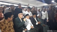 Kiai Maruf berangkat ke Tanah Suci pada Selasa (14/8) melalui Bandara Halim Perdanakusuma, Jakarta Timur. Kiai Maruf ditemani sejumlah anggota keluarganya melaksanakan ibadah haji.(Foto: Faiq Hidayat - detikcom)