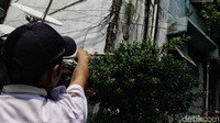 Akibatnya banyak bangunan yang rusak dan terlihat kumuh.